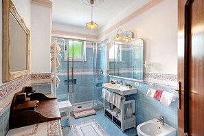 Douche, sèche-cheveux, serviettes fournies