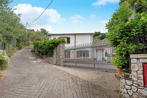 Property grounds - Villa 'Simba' with Sea View, Wi-Fi and Air Conditioning (Massa Lubrense)