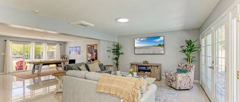 Smart TV, chimenea, videojuegos y libros