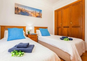 2 室のベッドルーム、アイロン / アイロン台、旅行用ベビーベッド、WiFi (無料)