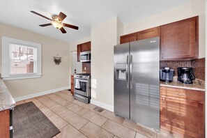 Fridge, microwave, oven, stovetop - 5BR Near UH + Clinic - FULL Bar + Game Room (Cleveland Heights)