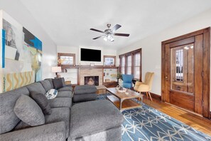 Smart TV, ping pong, books - 5BR Near UH + Clinic - FULL Bar + Game Room (Cleveland Heights)