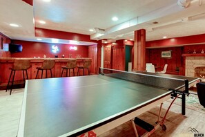 Game room - 5BR Near UH/Clinic – Weekly w/ FLEX Check-In/Out (Cleveland Heights)