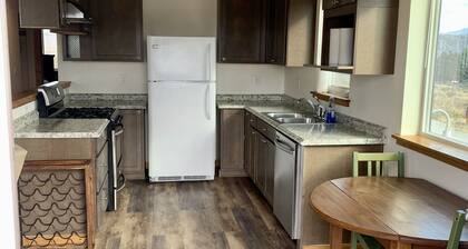 Two Bedroom Apt. in Pateros- 18 mi to Chelan, 44 mi to Winthrop, River views!