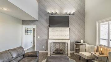 TV connectée, cheminée, chaßne hi-fi