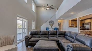 Una Smart TV, una chimenea, un reproductor estéreo