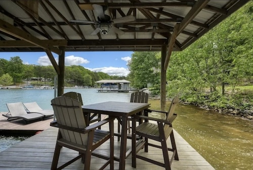 Smith Mountain Lake luxury, Dog-friendly, WIFI, pooltable, hot tub, kayaks, dock