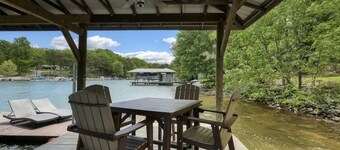 Smith Mountain Lake luxury, Dog-friendly, WIFI, pooltable, hot tub, kayaks, dock
