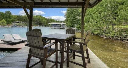 Smith Mountain Lake luxury, Dog-friendly, WIFI, pooltable, hot tub, kayaks, dock