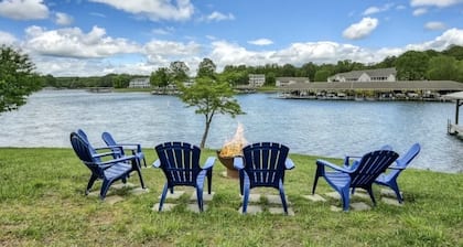 Smith Mountain Lake luxury, Dog-friendly, WIFI, pooltable, hot tub, kayaks, dock