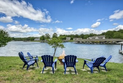 Smith Mountain Lake luxury, Dog-friendly, WIFI, pooltable, hot tub, kayaks, dock