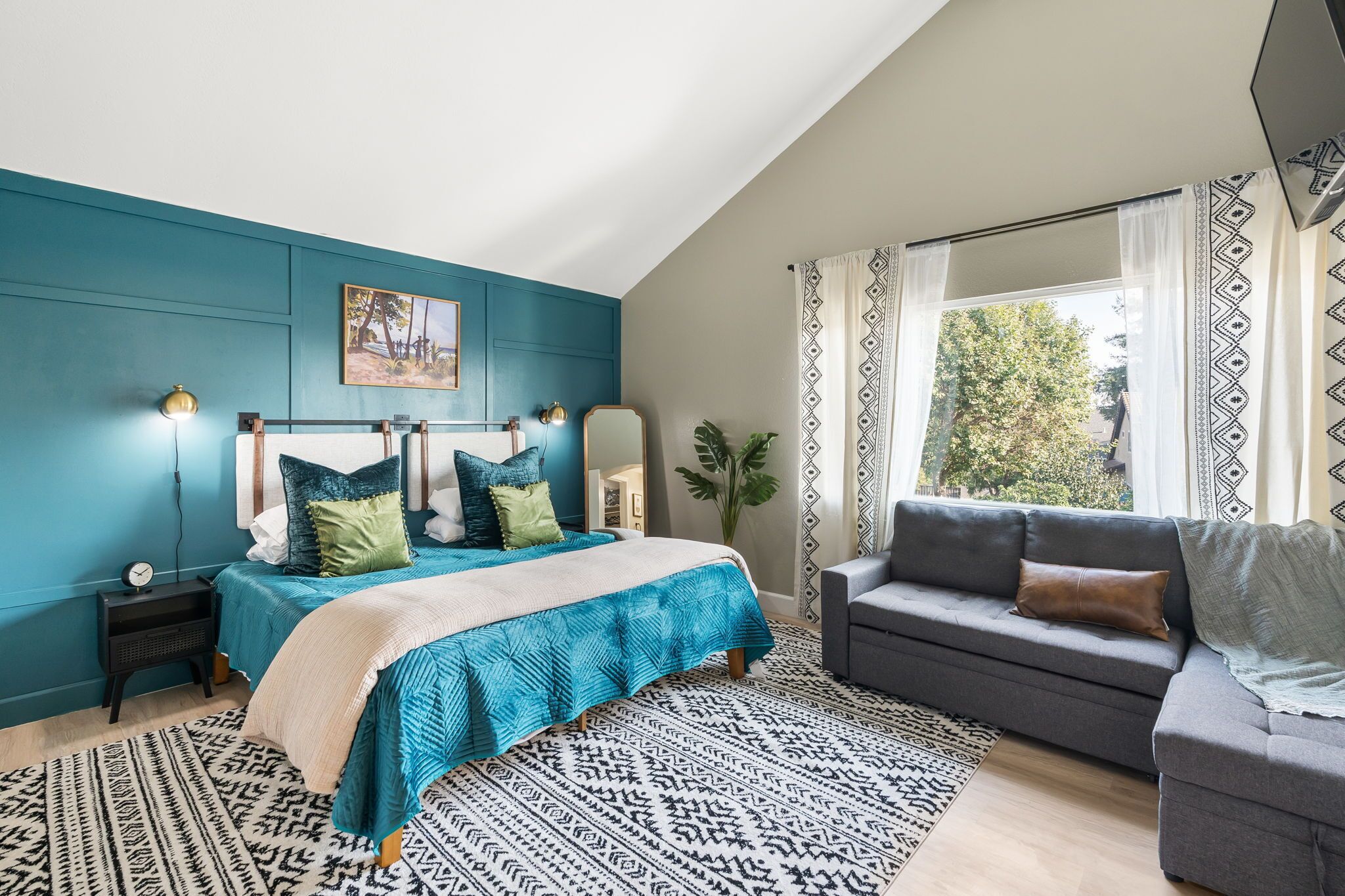 3 habitaciones, tabla de planchar con plancha y cuna de viaje 