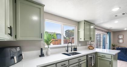 Napa Valley home with a HOT TUB & POOL! Sleeps 12! Pets welcome!