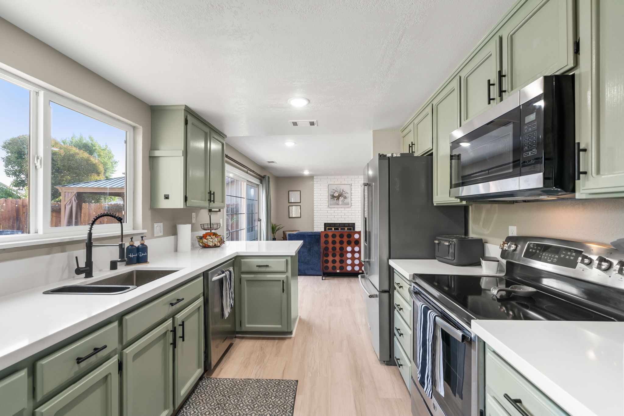 Refrigerador, microondas, horno y parrilla de estufa 