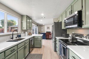 Refrigerador, microondas, horno y parrilla de estufa 