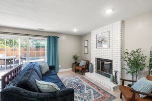 Una Smart TV, una chimenea, un futbolín, libros