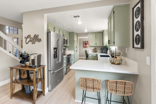 Refrigerador, microondas, horno y parrilla de estufa 