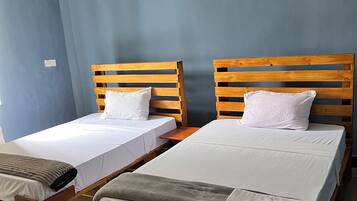 Camera Standard con 2 letti singoli | Bagno | Doccia, soffione a pioggia, asciugacapelli, pantofole