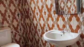 Standard Single Room | Bathroom | Shower, rainfall showerhead, hair dryer, slippers