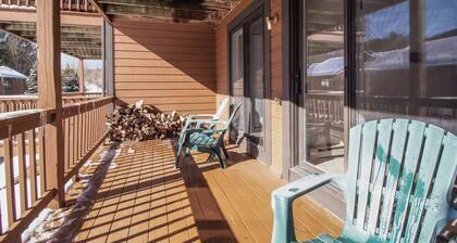 Modern Townhome, 2 Decks, Fireplace