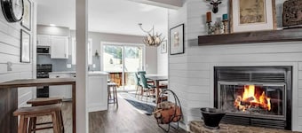 Modern Townhome, 2 Decks, Fireplace
