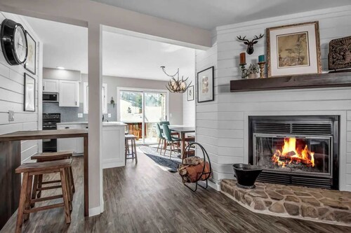 Modern Townhome, 2 Decks, Fireplace