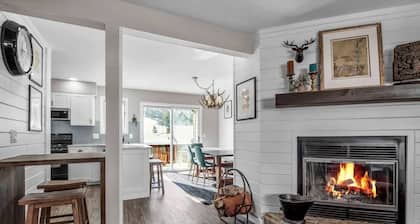 Modern Townhome, 2 Decks, Fireplace