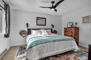4 bedrooms, iron/ironing board, WiFi, bed sheets