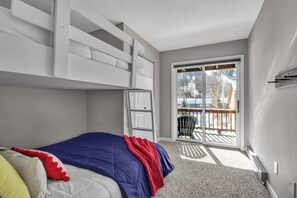4 bedrooms, iron/ironing board, WiFi, bed sheets - Modern Townhome, 2 Decks, Fireplace (Ellicottville)