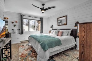 4 bedrooms, iron/ironing board, WiFi, bed sheets