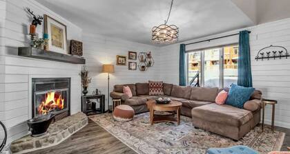 Modern Townhome, 2 Decks, Fireplace