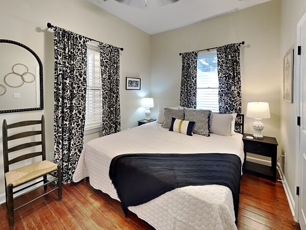 Condo, varias camas, patio, vista al jardín (#1404 & 1406 - No Pets) | 3 habitaciones, decoración personalizada y muebles diferentes 