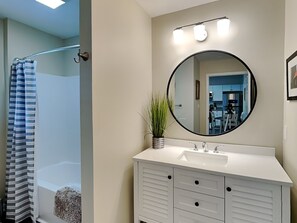 公寓客房, 多張床, 庭院, 花園景觀 (#1406 - Pets) | 浴室 | 吹風機、毛巾、衛生紙