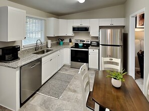 Condo (#1404 - Pets) | Cocina privada | Refrigerador, microondas, horno y parrilla de estufa 