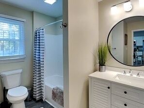 Appart'hôtel, plusieurs lits, patio, vue jardin (#1404 & 1406 - No Pets) | Salle de bain