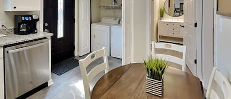 Lägenhet - flera sängar - uteplats - utsikt mot trädgården (#1404 & 1406 - No Pets) | Eget kök | Kylskåp, mikrovågsugn, ugn och spishäll