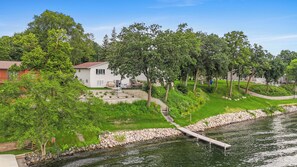 Un quartier résidentiel comprenant une maison, un quai et une rivière.