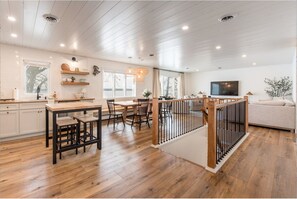 Dining - Moonglade House on Lake Carlos (Alexandria)
