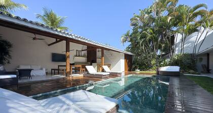 Casa Champagne com Piscina e Espaço Gourmet Sofisticados e Acesso à Praia