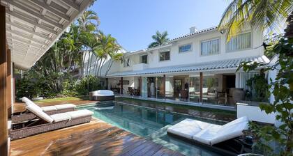 Casa Champagne com Piscina e Espaço Gourmet Sofisticados e Acesso à Praia