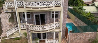Topaz Apartment Villas-Pool Side Piton v