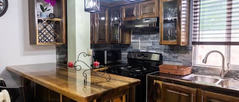 Full-sized fridge, microwave, oven, stovetop