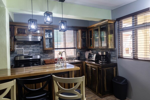 Refrigerador con freezer, microondas, horno, placa de cocina