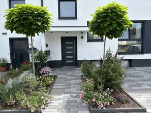 Exterior detail - Day Young Life/ DYL Hosting 55 sqm (Nürnberg)