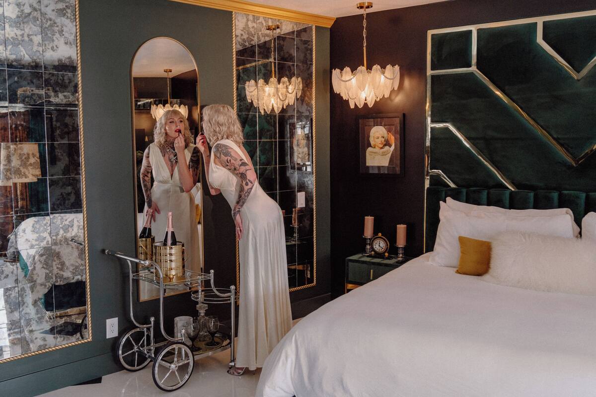 Presidential Studio Suite, 1 King Bed, Accessible, Pool View