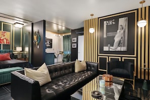 Rom – club, 1 kingsize-seng | Oppholdsområde | En 60-tommers LED-TV med digitale kanaler samt MP3-dokkingstasjon