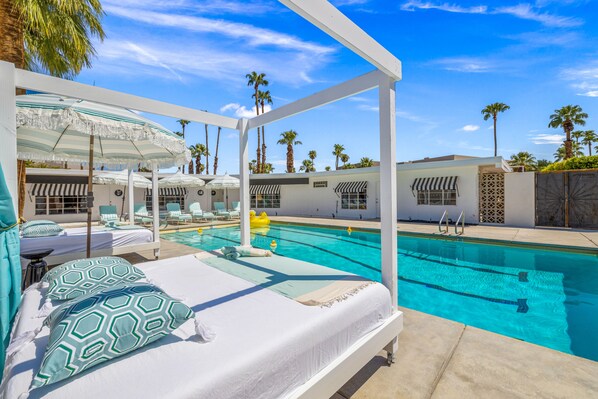 Alberca al aire libre y camas balinesas gratuitas 