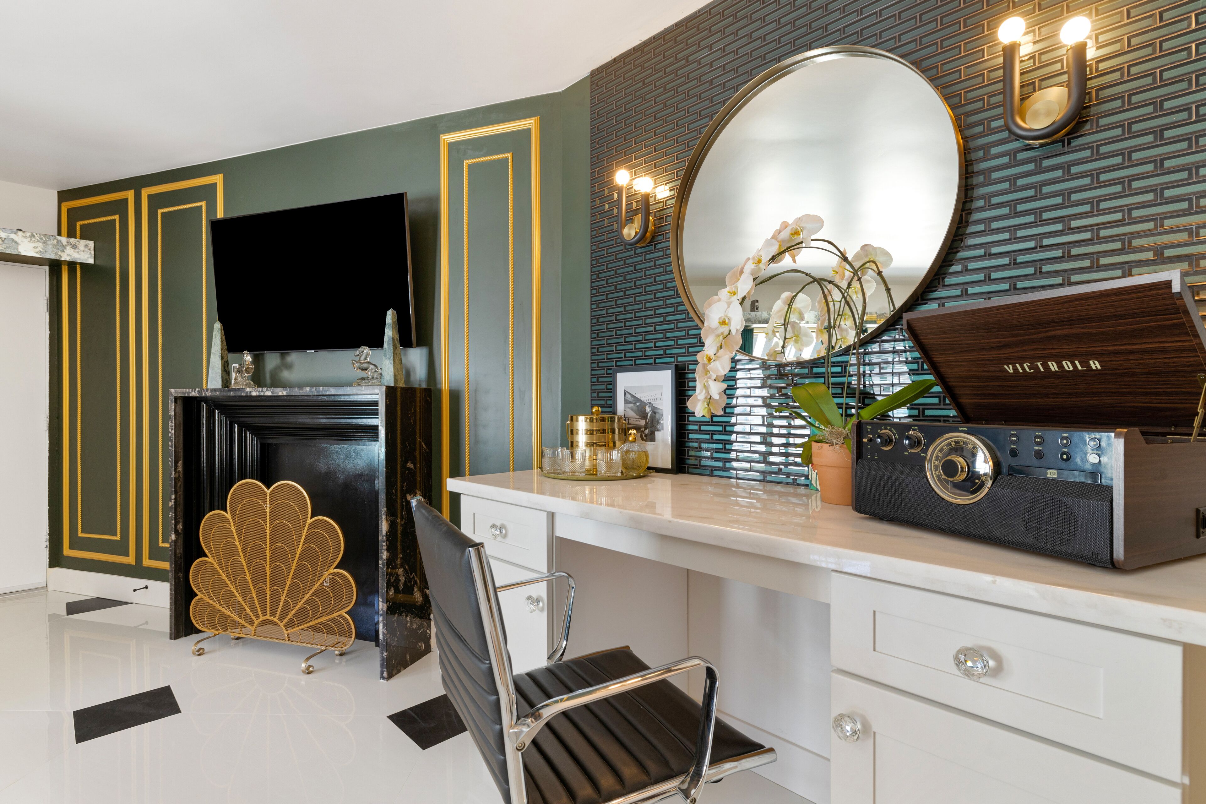 Un baño moderno con tocador, espejo, radio y una planta decorativa.