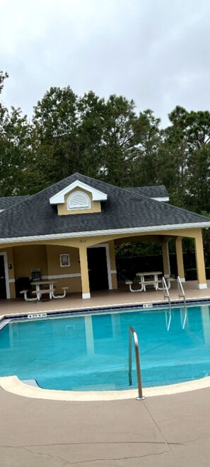 Pool - "NEW Unit" Cozy and comfy stay. Surrounded by retail shops, restaurants and bars (Orlando)