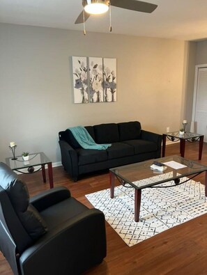 Living area - "NEW Unit" Cozy and comfy stay. Surrounded by retail shops, restaurants and bars (Orlando)